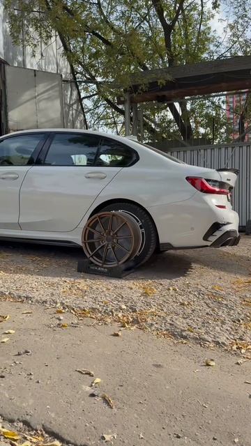 BMW 3 серии G20 на примерке дисков в 19-ом диаметре