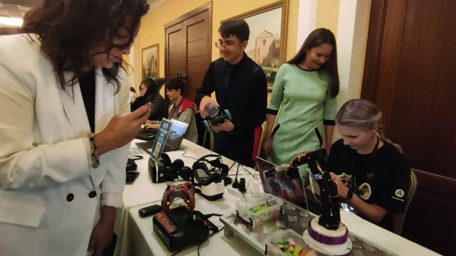 Звёзды над Донбассом | Выставка инновационных технологий ДонНТУ | Роборука кормит конфетами