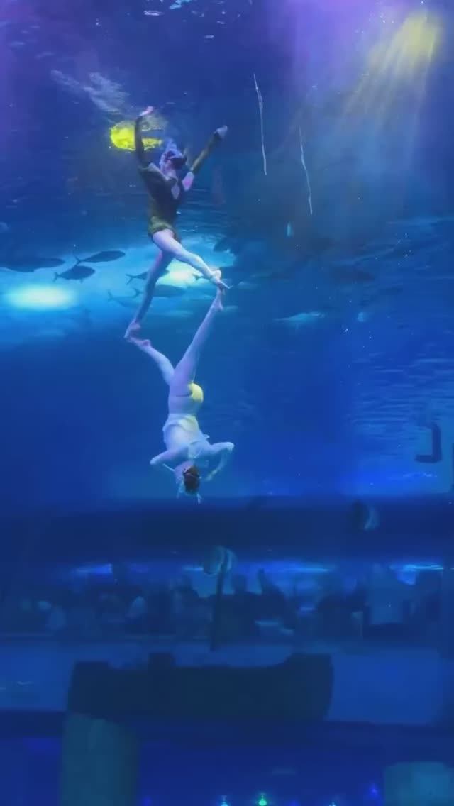Впечатляющее подводное танцевальное шоу в Китае