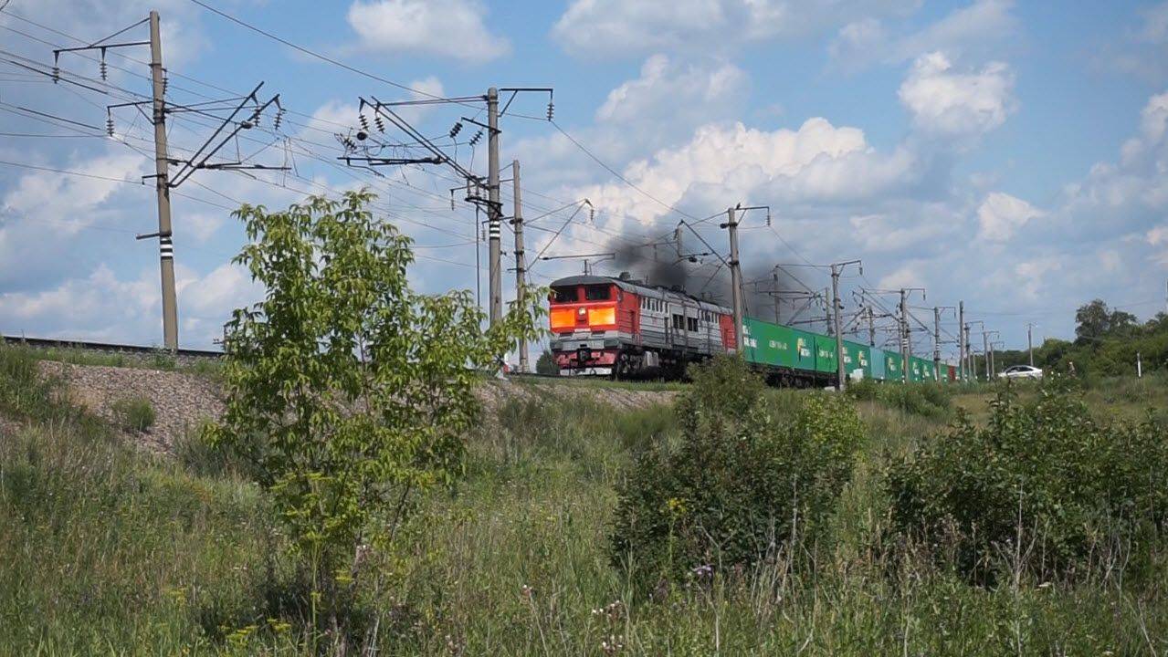 Тепловоз 2ТЭ10У-0340Б/0540А с контейнерным поездом.