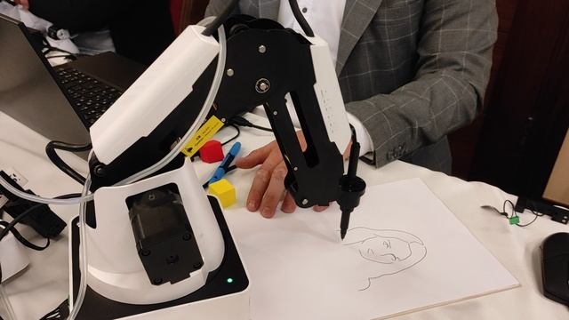 Звёзды над Донбассом | Выставка инновационных технологий ДонНТУ | Робот рисует на бумаге