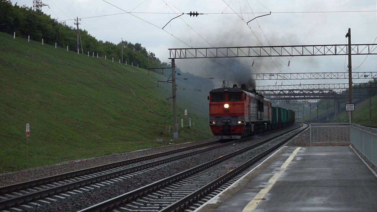 Тепловоз 2ТЭ10У-0460 в дождь. Звук 10Д100.