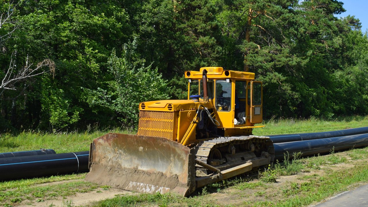 Бульдозер ЧТЗ Т-130. Звук двигателя Д-130. / An old Soviet tractor T-130.