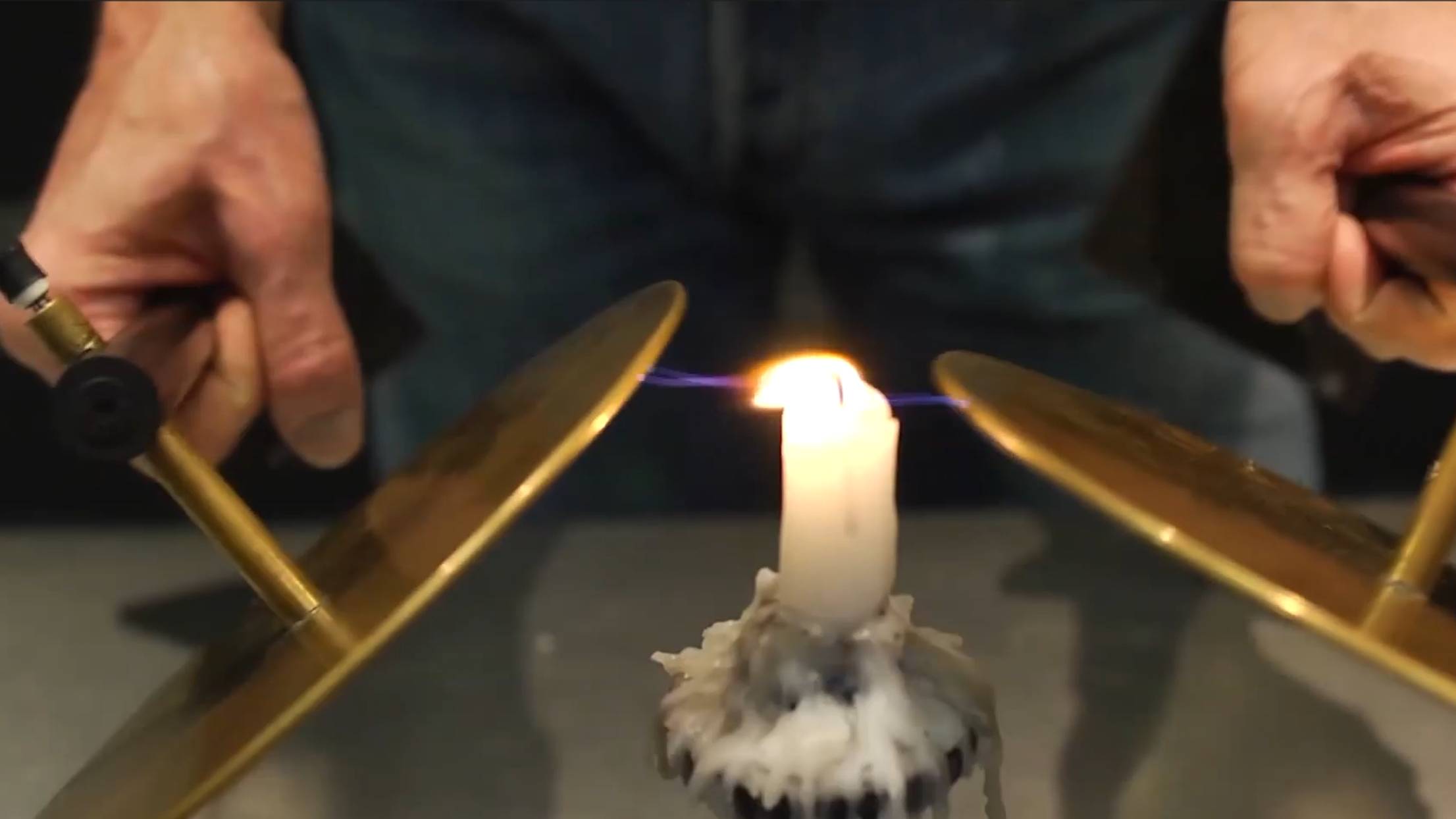 Эксперимент над пламенем свечи