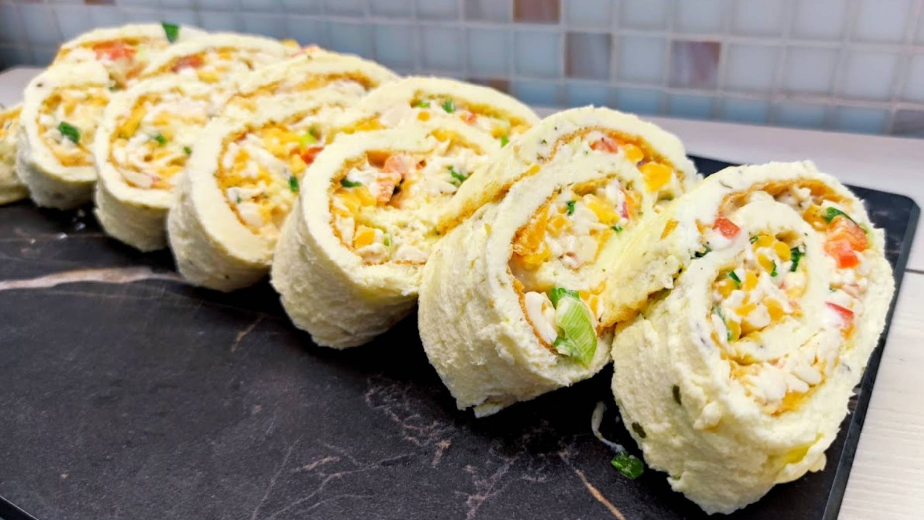 Яичный рулет с начинкой. Рецепт закуски.