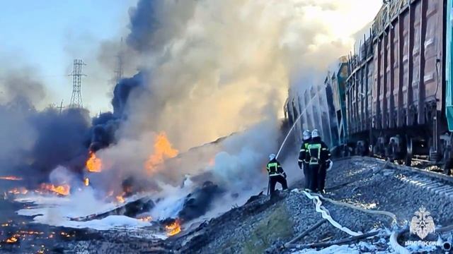 МЧС работает на месте столкновения поезда с грузовиком в Смоленской области