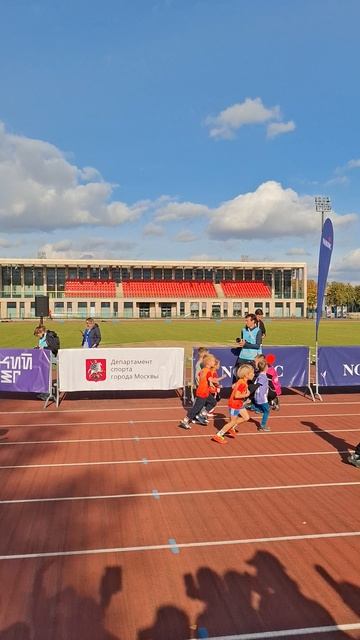 20.09.2025, г. Москва, СК "Лужники", детский забег 400 м. Первый забег Максима.