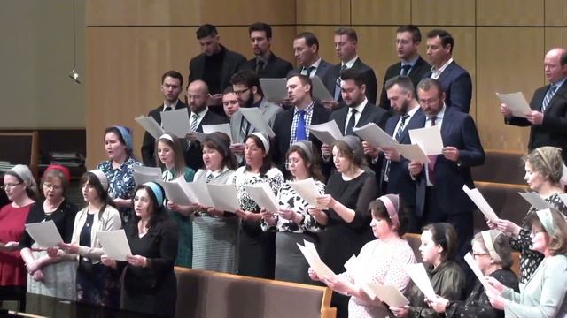 Стоит на вершине и смотрит на город.. (Хор)