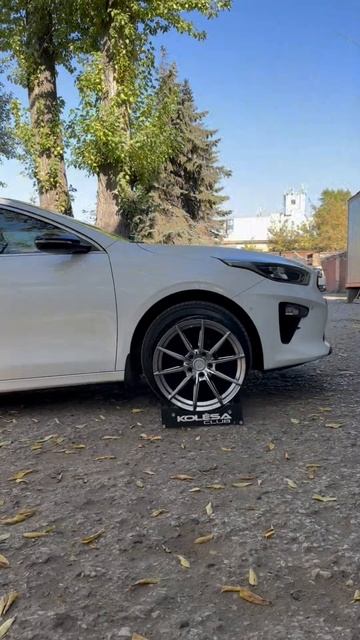 Kia Ceed на примерке дисков в 17-ом диаметре