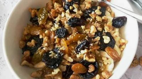 Овсянка с грецкими орехами и черносливом.