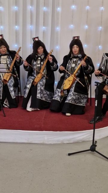 На инаугурации главы Хангаласского улуса Сергея Гребнева играют на кырыымпа 26.09.2025 г.