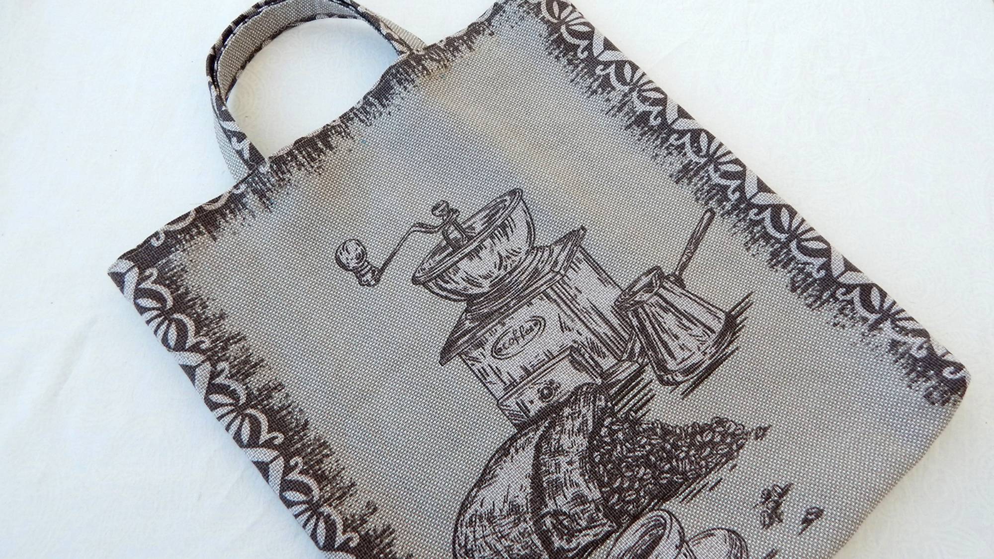 Купила полотенце и перешила в сумку. Идея подарка своими руками.