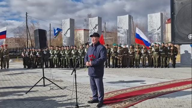 Церемония возложения цветов к памятнику Первому Президенту РС (Я) М.Е. Николаеву г. Покровск