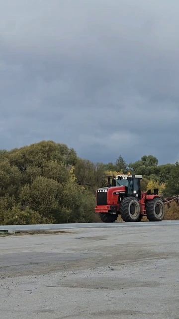 Мощный трактор