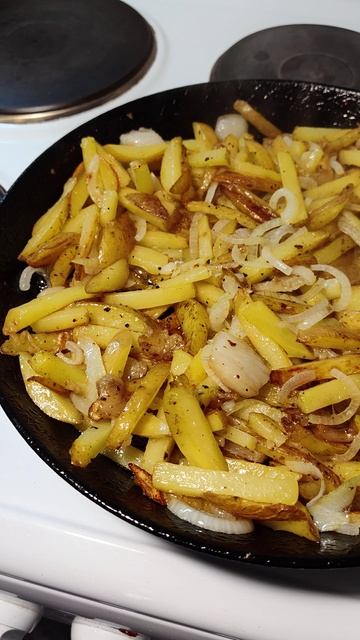 На то, как шкварчит жареная картошечка, можно смотреть вечно...