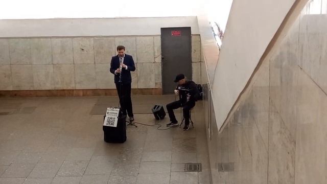 Мелодия "Маленький цветок" в метро...