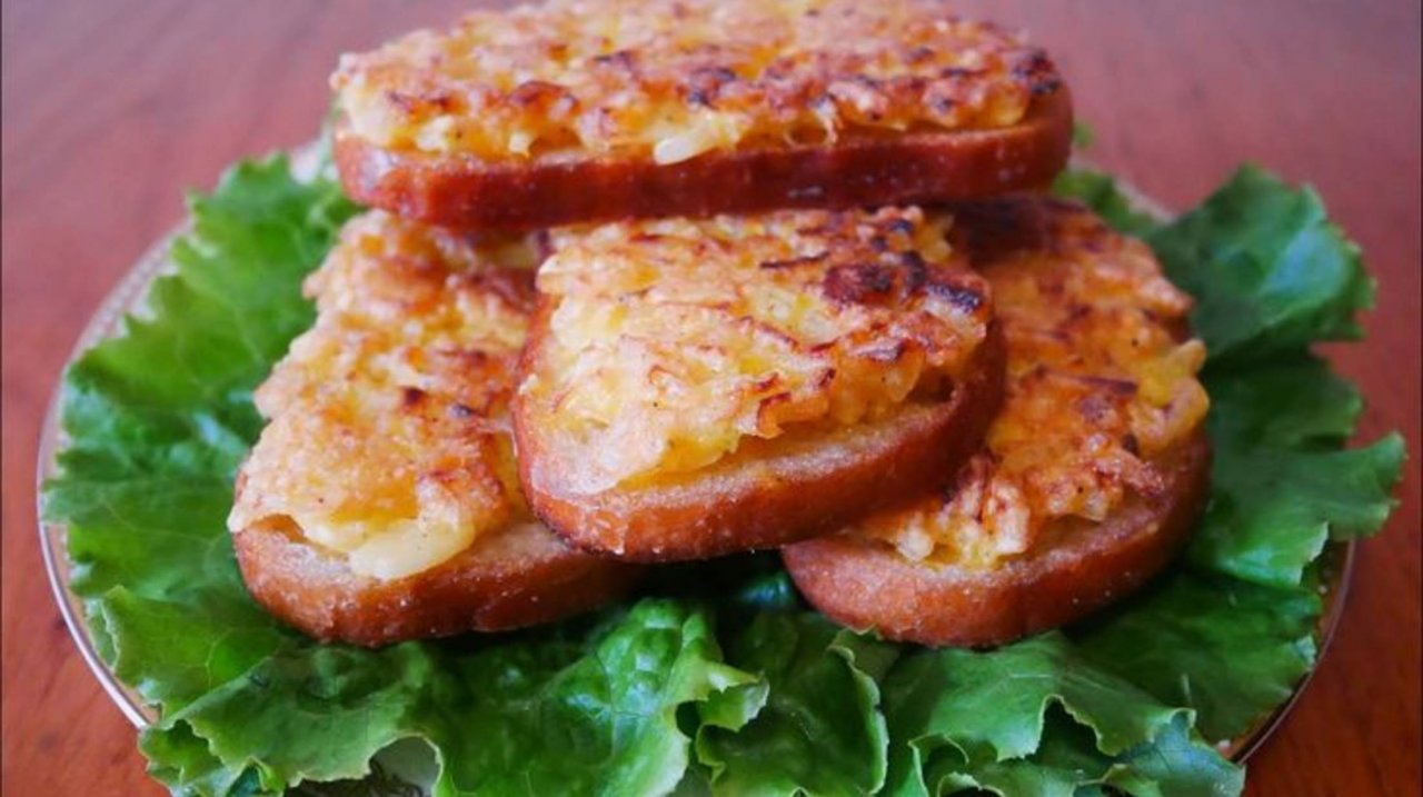 Луковые гренки на завтрак. Рецепт из 90х просто объедение!