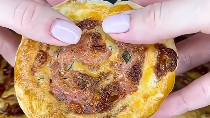 Очень хрустящие Пиццы-слойки...🍕😋    Рецепт в описании ✍️