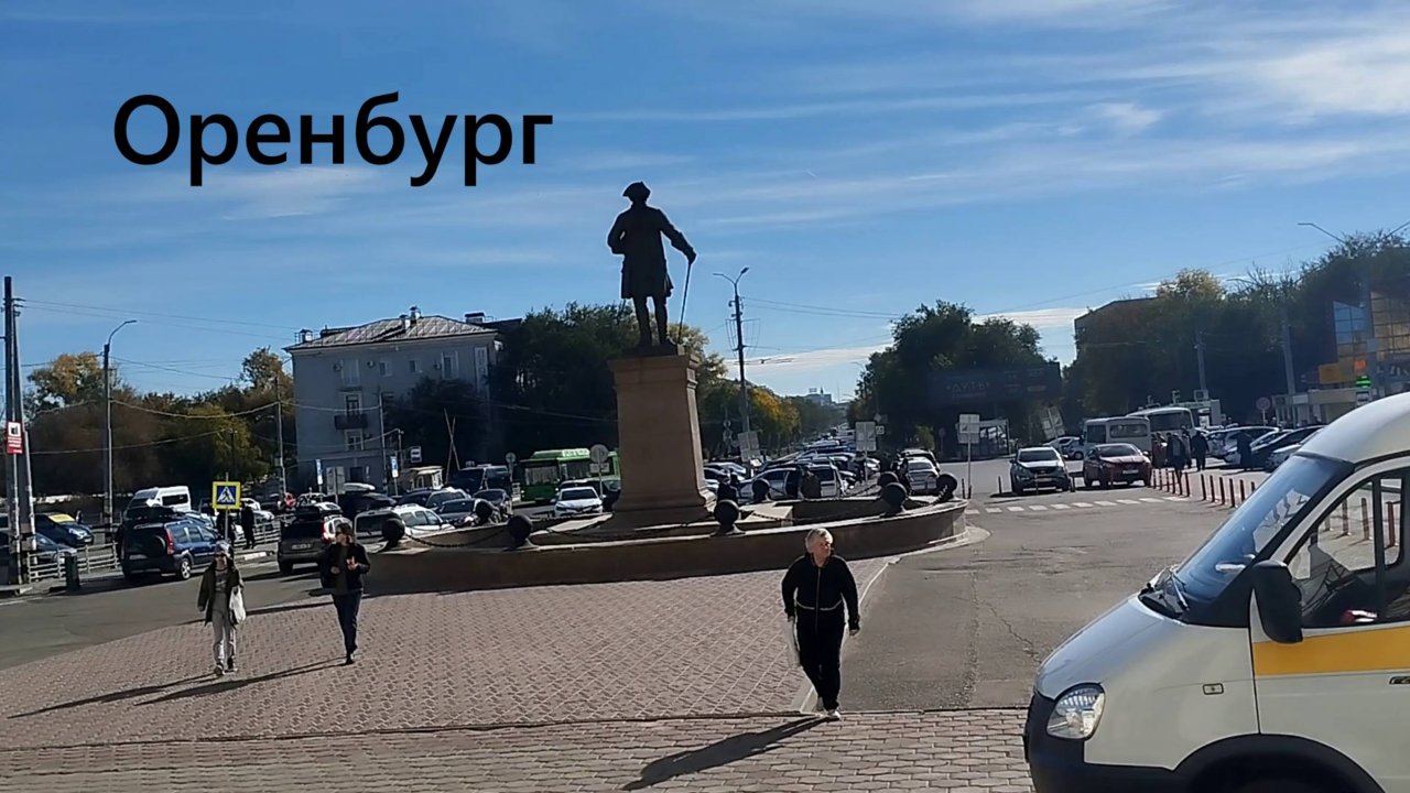 Что скрывает площадь перед железнодорожным вокзалом в Оренбурге