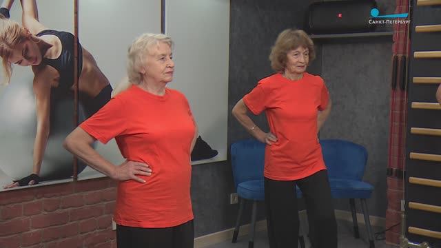 Зарядка для «серебряного» возраста. Упражнения для подвижности позвоночника и коленей