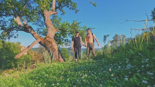 🌿От шёпота листьев — к шепоту волн.