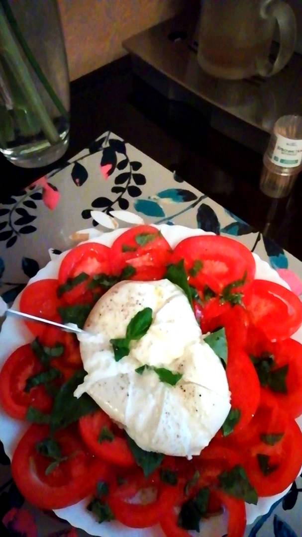 БУРРАТА С ПОМИДОРАМИ И БАЗИЛИКОМ.
