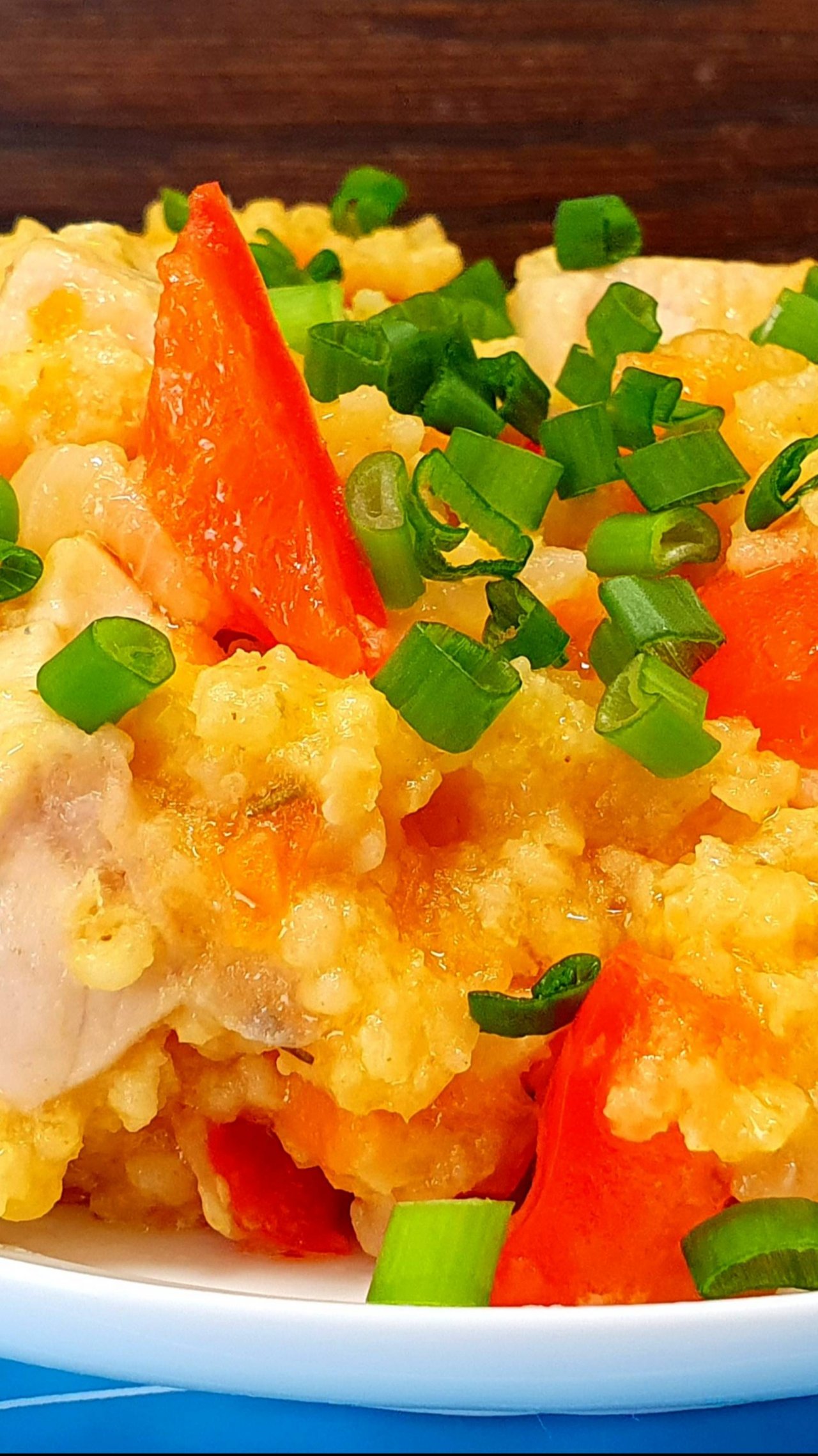 Куриная грудка с пшеном и овощами на сковороде