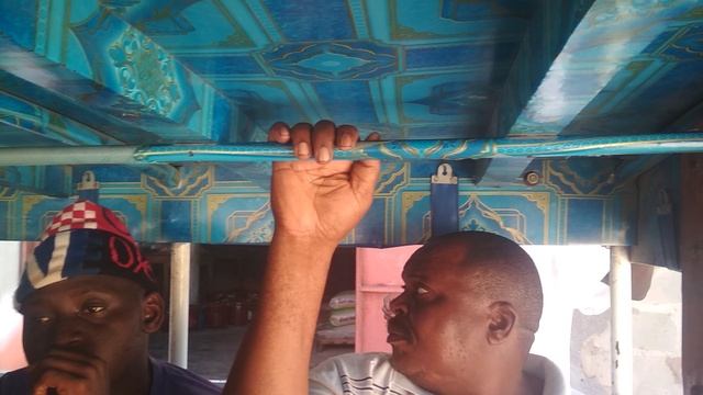 Выгружаем мешки из Дала-Дала!