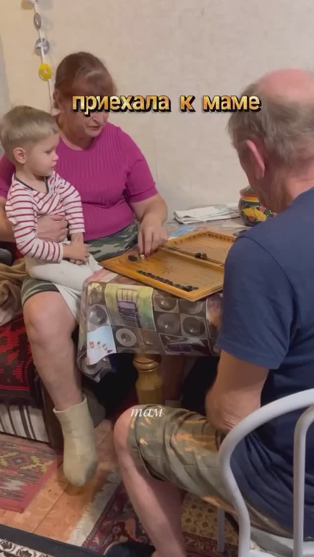 У мамы дома, на хутор с сыном, собрали мешок грецких орехов, затопили баню бочку, зашли в наш домик.