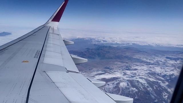 В самолёте ,внизу горы!Летим домой!
