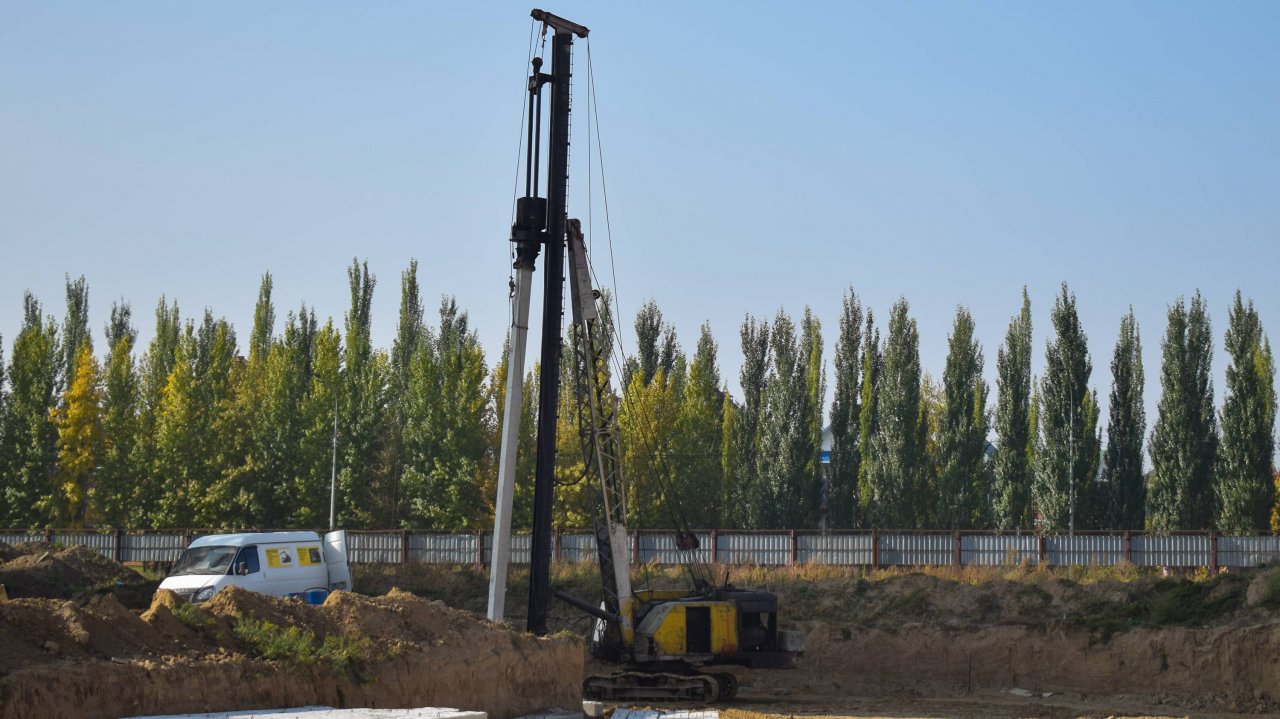 Экскаватор ЭО-5111Б с копровой установкой. Забивка сваи.