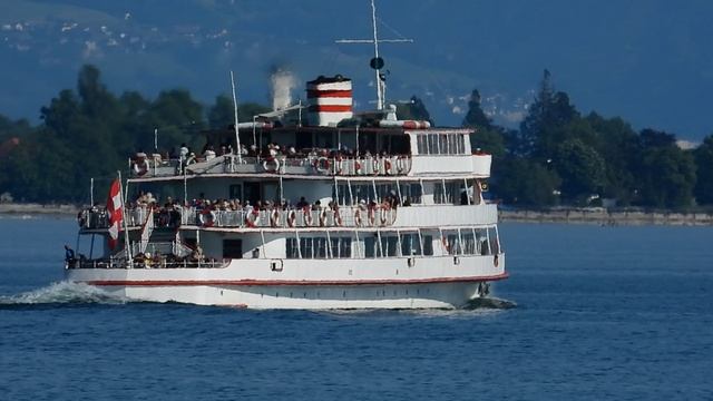 рейсовый кораблик на озере