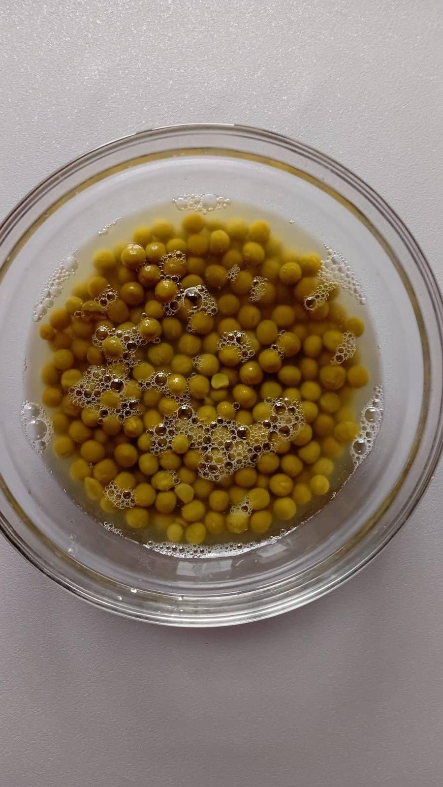 Салат с зелёным горошком,  заправленный ароматным маслом