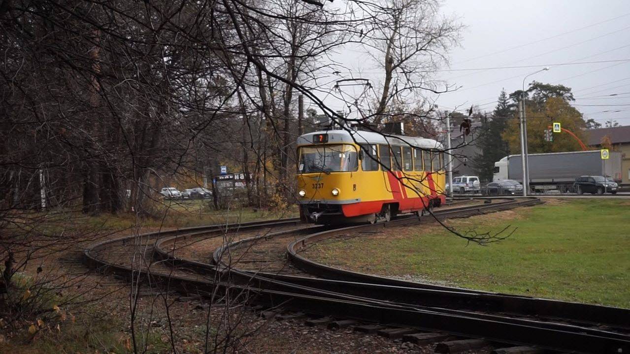 Трамвай Tatra T3SU КВР Барнаул-3237. Разворот на кольце.