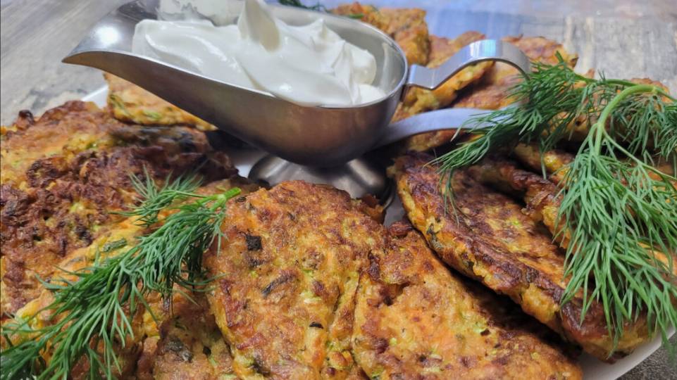 Драники с розмарином и луком.