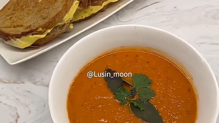 Томатный СУП с хрустящими Бутербродами...🍲🍅🥪😋