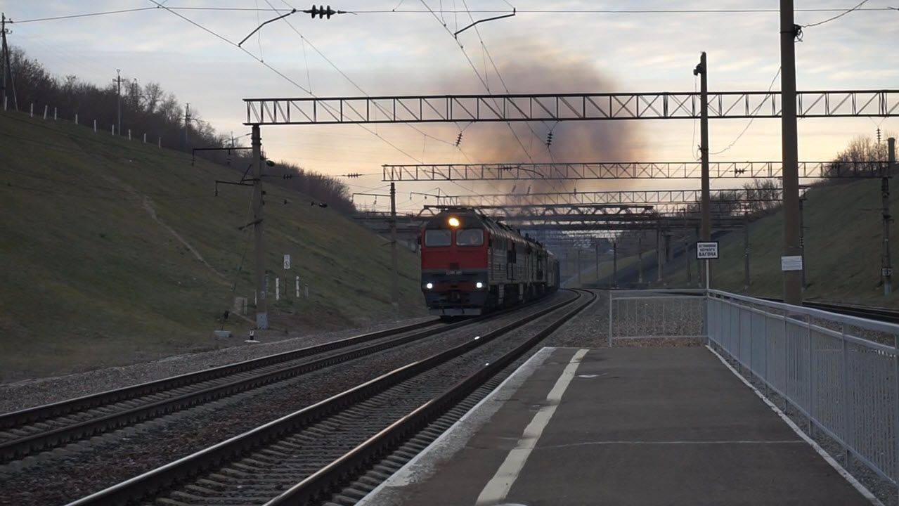 Тепловозы 2ТЭ116У-0284 и 2ТЭ10М-3332. Двойная тяга с приветливой бригадой на подъёме. Звук 10Д100.