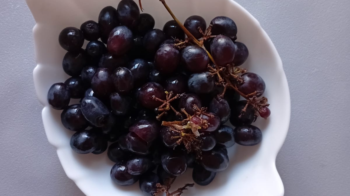 Вкусная выпечка с виноградом к чаю