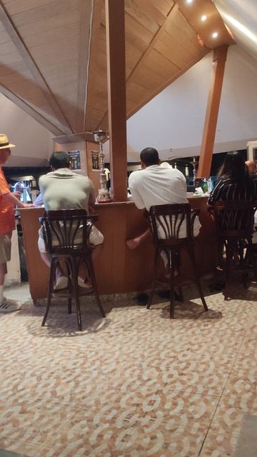 ОАЭ отель Фламинго, бар у берега 20.09.2025