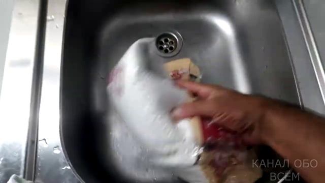 Как большую картонную коробку поместить  в мусорное ведро.