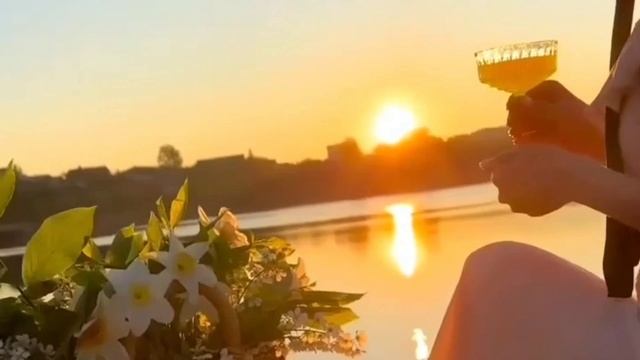 На стихи Виктора Королёва "В СИНИЙ ВЕЧЕР". Музыка, исполнитель Алексей Тарадайко.В В