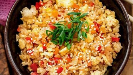 Жареный рис с капустой и чесноком.