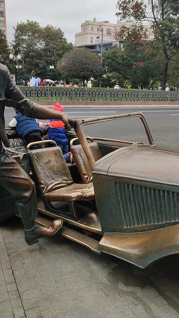Памятник Юрию Никулину в день Москвы.