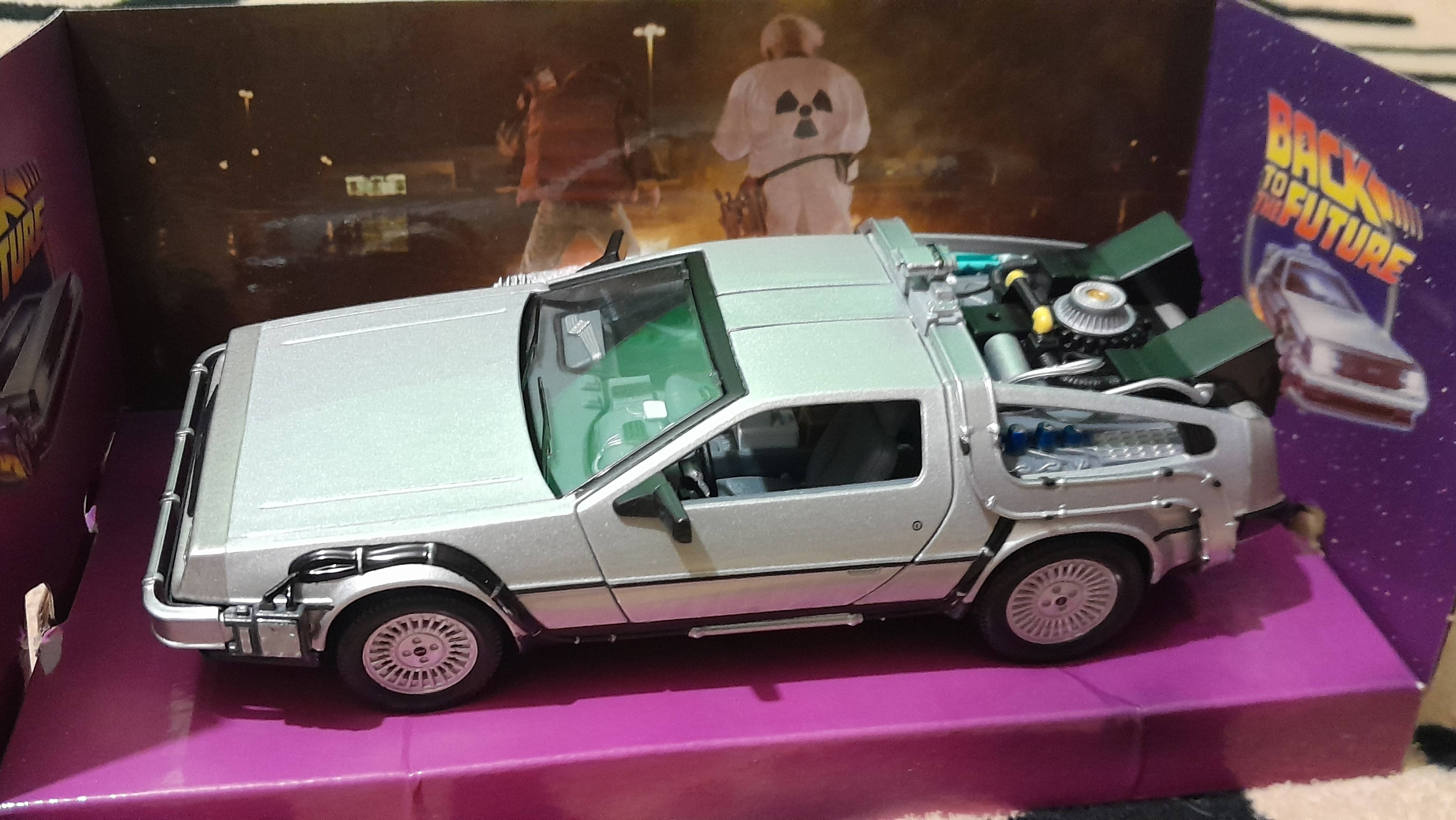 Коллекционная машина из «Назад в будущее» (1)» DeLorean