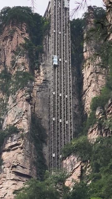 Лифт Байлун в парке Чжанцзяцзе