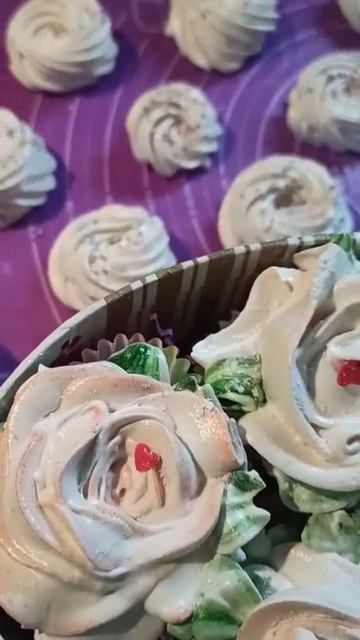 Корзинка зефирных роз