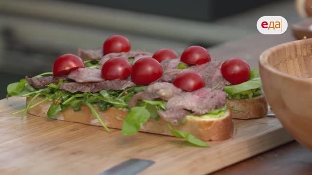 Стейк-сэндвич с «подушкой» из гуакамоле и салат | На гриле /62