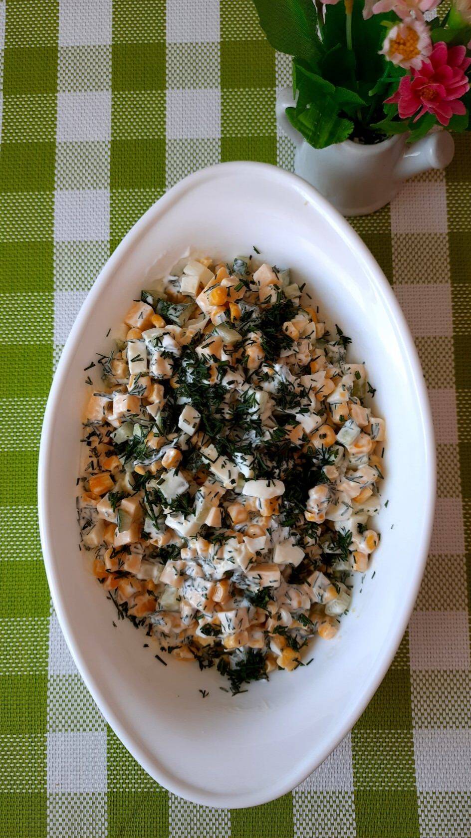 Салат с кукурузой консервированной и яйцом без риса