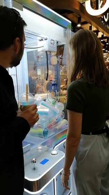 Екатеринбург. Прикольная акция в Торговом центре. Поймай стакан с напитком.