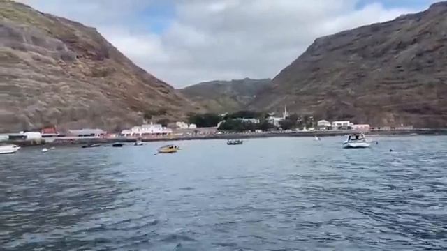 Удалённый остров посреди океана с тысячами жителей и самым бесполезным аэропортом в мире